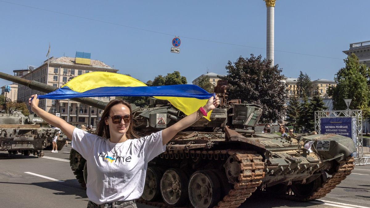Kyjev opatrně slaví. Městem znějí sirény